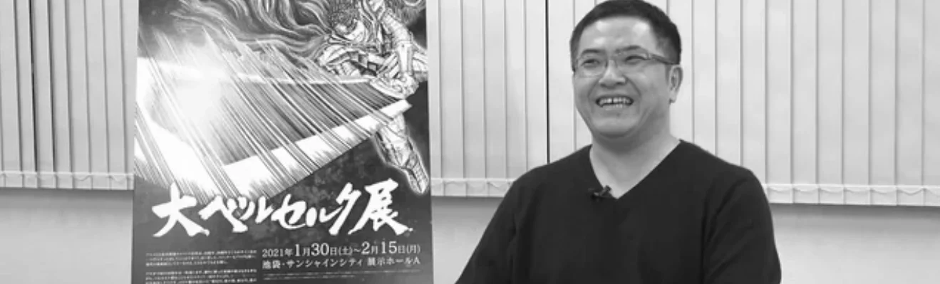 Kentaro Miura lacht, wahrscheinlich während einer Pressekonferenz