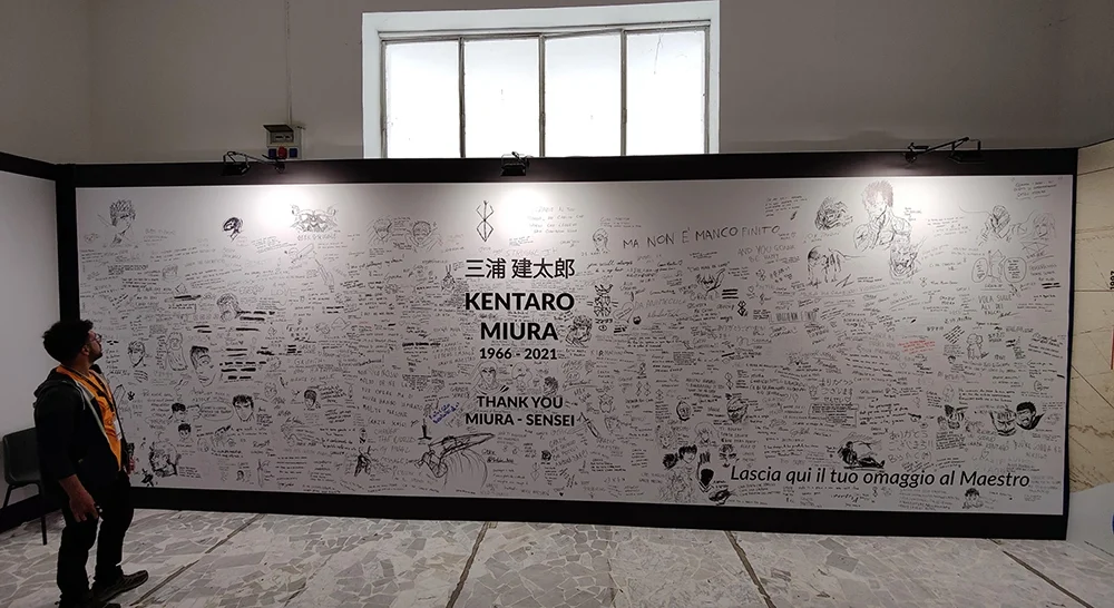 Trauermauer für Kentaro Miura mit sehr vielen Illustrationen und Danksagungen von Fans und Freunden